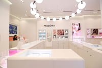 Pandora prevé desaceleración de ventas y pausa recompras