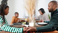 Las comidas familiares protegen a los adolescentes del consumo de alcohol y drogas