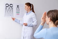 Optometrista u oftalmólogo: cuál es la diferencia y cuándo consultar a cada uno