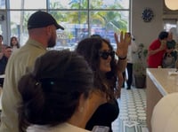 Salma Hayek visita emblemático café en Veracruz