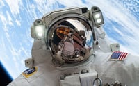 Tecnología de consumo llega al espacio con celulares de la NASA