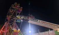 Rescatan a 15 personas atrapadas en rueda de la fortuna en Culiacán