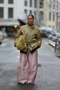 Cómo el pantalón rosa se convirtió en la pieza más poderosa