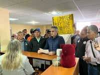 Denuncian a obrero de AHMSA por presunto despojo y obreros marchan a la Fiscalía en señal de apoyo
