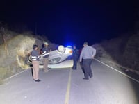 Vuelca vehículo en carretera estatal 20 Cuatro Ciénegas-Ocampo 