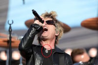 Billie Joe Armstrong y la medalla guadalupana en el Super Bowl