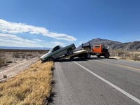 Dormita automovilista y vuelcan  en la federal 30