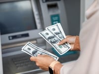 Dólar se debilita y monedas latinoamericanas ganan atractivo