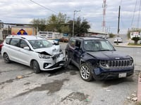 Fuerte choque deja dos lesionados en la colonia Guadalupe de Monclova 
