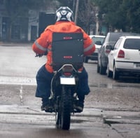 Servicio de motomandados registra alta demanda por San Valentín 