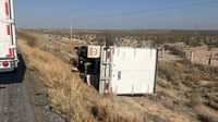 Tráiler vuelca y cierra la vía por minutos en la carretera 53