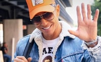 Erik Rubín, captado con una joven; afirma que se están conociendo