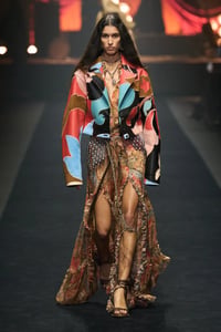 Sandalias boho de madera combinan con vestidos y pantalones en primavera 2026
