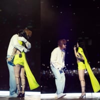 Cazzu acompaña a Bad Bunny en Argentina con sandalias gladiadoras, tendencia de primavera