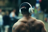¿Sabías que tus auriculares pueden ser peligrosos mientras entrenas?