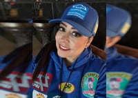 Isabel Vaca deslumbra en exhibición de autos clásicos Sabinas Coahuila