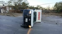 Camión de Bimbo vuelca y derriba poste en la Zona Centro de Monclova