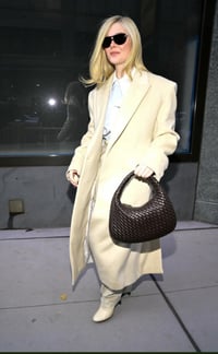 Las celebridades aprueban este bolso clave en tendencia durante todo el 2026