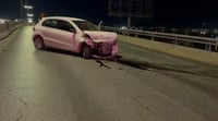 Adulto mayor destroza su auto tras chocar en lo alto del puente de la avenida 4 de Monclova