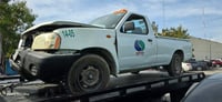 Camioneta de SIMAS termina sobre el camellón tras choque en el bulevar Pape