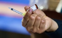 ¿Se puede recibir la vacuna contra el sarampión si estás tomando antibióticos?