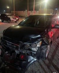 Choque en cruce urbano deja a mujer herida y daños de consideración