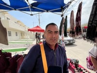 Comerciante capitalino sigue giras presidenciales y sostiene su negocio con venta de souvenirs políticos