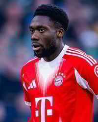 Alphonso Davies sufre rotura fibrilar y estará varias semanas de baja