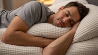 Por qué dormir abrazando la almohada puede ser positivo para el descanso