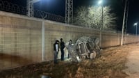 Abandonan vehículo tras caer de puente en la carretera 57