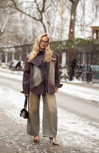 ¿Cómo llevar jeans color beige con zapatos en tendencia?