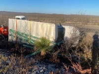 Volcadura en la Autopista Premier deja dos hombres con golpes leves