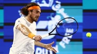 Sorpresa en Dubái: Tsitsipas pierde en primera ronda del ATP 500