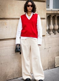 Chalecos y pantalones elegantes: La tendencia clave para ir a la oficina