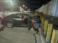Conductor se da a la fuga tras chocar y abandona a su acompañante herida