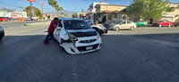 Vira en zona prohibida y provoca fuerte choque en el bulevar Juárez