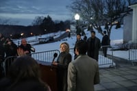 Hillary Clinton niega vínculos con Jeffrey Epstein en comparecencia