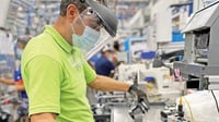 Manufactura mexicana retrocede en febrero por caída de inventarios