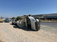 Camión cargado con madera termina volcado en Frontera; hay un lesionado