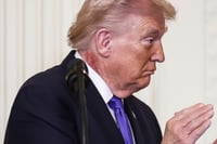 Captan mancha roja en el cuello de Donald Trump y médico explica tratamiento