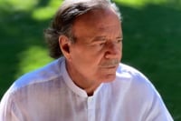 Julio Iglesias acusa “montaje periodístico” en España