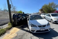 Carambola y volcadura paralizan vialidad en Saltillo