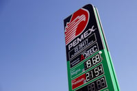 Precio de gasolina se mantiene en 24 pesos pese al alza del petróleo