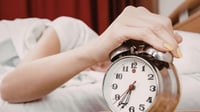 ¿Por qué tu cerebro tarda en activarse al sonar la alarma? Así puedes evitarlo