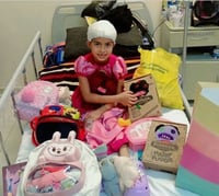 Show infantil hace sonreír a Grecy desde su cama en el hospital Amparo Pape