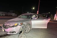 Dama ignora alto y provoca fuerte choque en la colonia Barrera