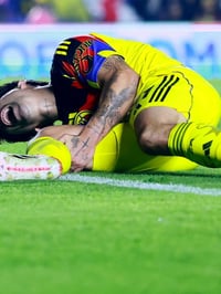 Víctor Dávila sale lesionado en el América vs FC Juárez del Clausura