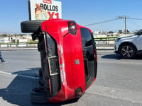 Pierde el control y vuelca en el bulevar Nazario Ortiz de Saltillo