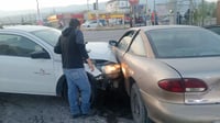 Ignora luz roja y provoca choque múltiple en transitado cruce del oriente de Monclova