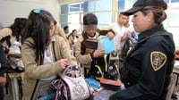 CDMX analiza retomar revisión de mochilas en secundarias